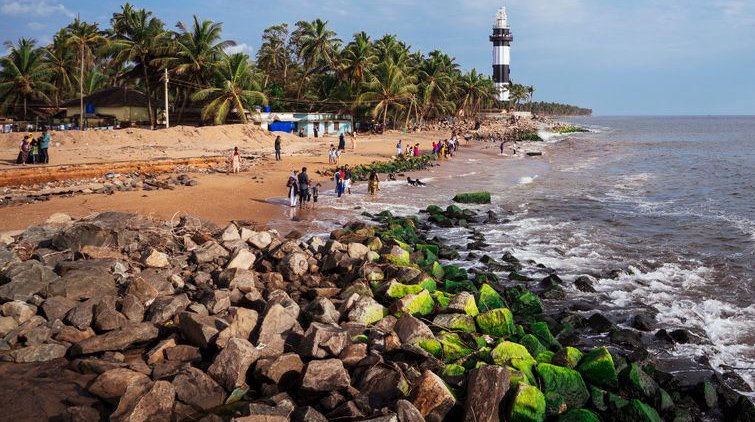 കടല്‍ഭിത്തിക്കുവേണ്ടി പ്രതിഷേധം: കളക്ടറെ തടഞ്ഞ് തീരദേശവാസികള്‍