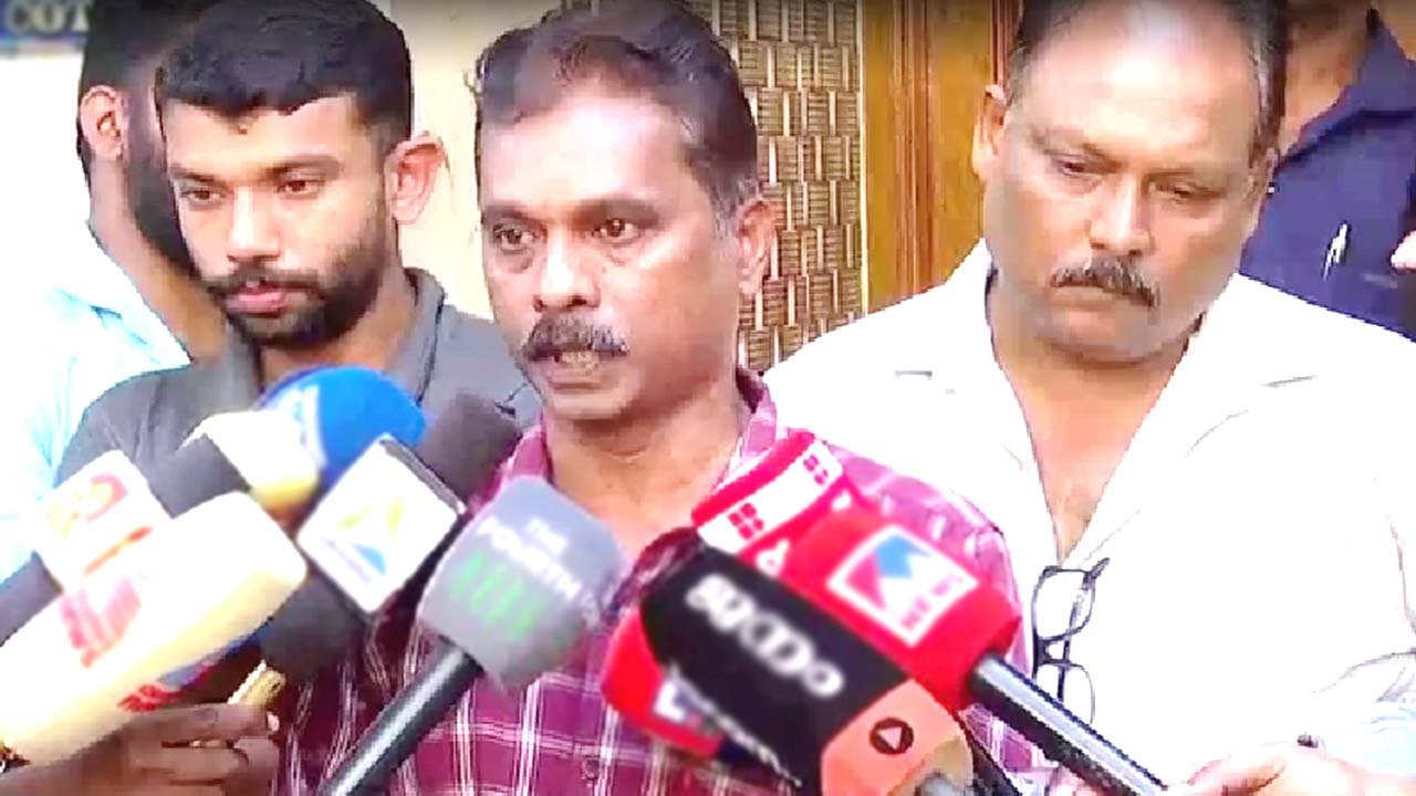 ‘മുഖ്യമന്ത്രി പറഞ്ഞു പറ്റിച്ചു, പ്രതികളെ സംരക്ഷിക്കുന്നു, ക്ലിഫ് ഹൗസിന് മുന്നില്‍ സമരം നടത്തും’ ;സിദ്ധാർത്ഥന്റെ അച്ഛൻ