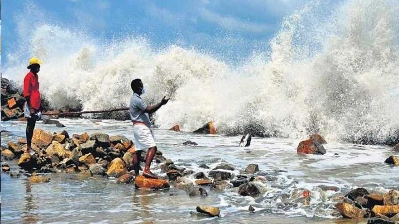 ഒന്നും മുൻകൂട്ടി പറയാനാകില്ല, കാലാവസ്ഥ വളരെ ഏറെ മോശം; ഇനിയൊരു അറിയിപ്പ് ഉണ്ടാകുന്നത് വരെ മത്സ്യ ബന്ധനം പാടില്ലെന്ന് നിർദേശം