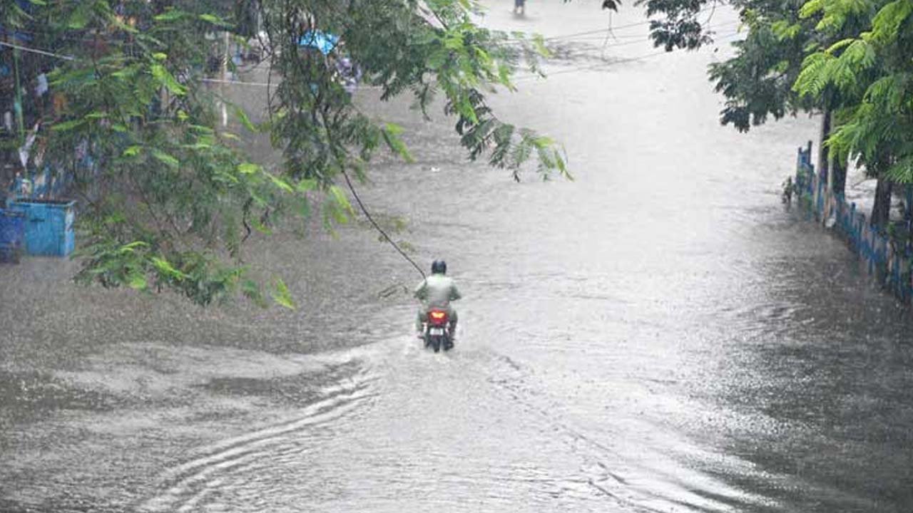 പെരുമഴ വരുന്നുണ്ട്, ആകെയുള്ളത് 327 ഹോട്ട്സ്പോട്ടുകൾ; ജാഗ്രതാ പ്രവർത്തനങ്ങൾ തകൃതി