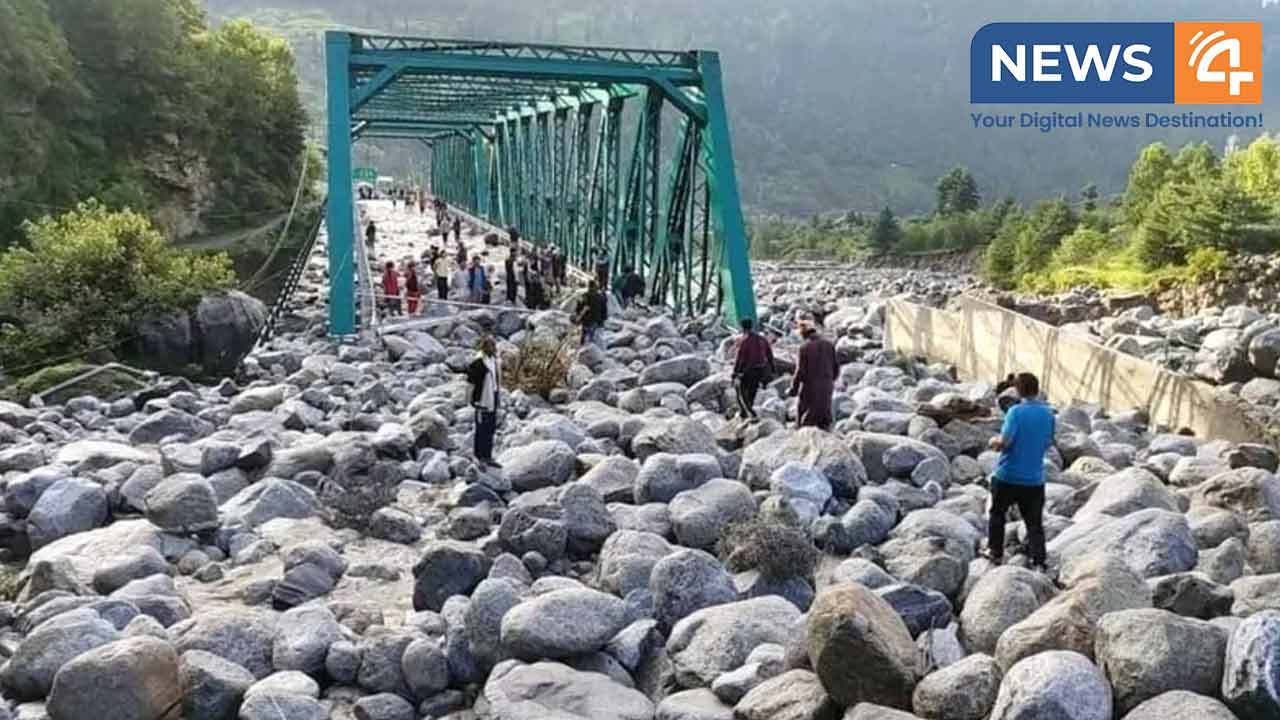 മിന്നൽ പ്രളയം; റോഡുകളിലേക്ക് ഒലിച്ചെത്തിയത് നൂറുകണക്കിന് ഉരുളൻ കല്ലുകൾ, മണാലിയിലേക്കുള്ള ദേശീയ പാത അടച്ചു