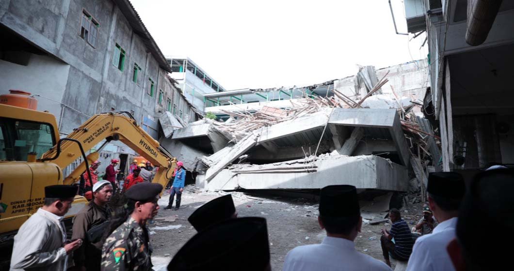 ഇന്തോനേഷ്യയിൽ സ്‌കൂള്‍ കെട്ടിടം തകര്‍ന്നു വീണു; ഒരു കുട്ടി മരിച്ചു, 90-ഓളം കുട്ടികള്‍ക്ക് പരിക്ക്