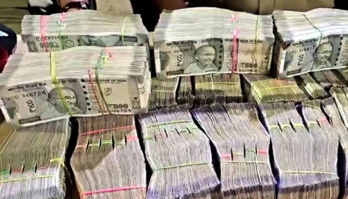 Police escorting gangster Container Sabu after arrest in Thrissur ₹75 lakh highway robbery case