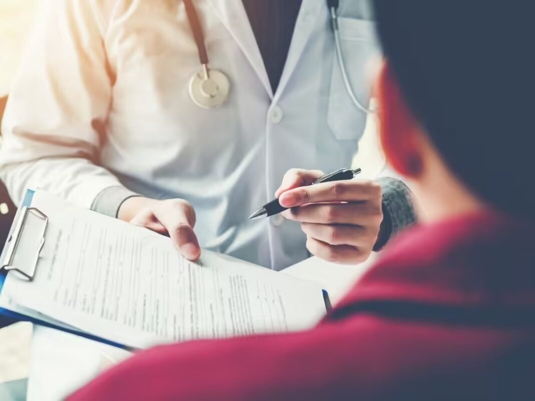 doctor (1) Oncologist Dr. Anchal Agarwal explaining early warning signs of cancer in her viral Instagram video.