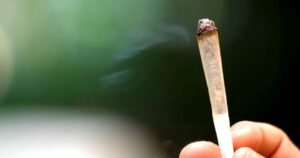 പെൺകുട്ടിയെ നഗ്നയാക്കി മർദിച്ചു; നിരോധിത ലഹരി സിഗരറ്റ് വലിക്കാൻ നിർബന്ധിച്ചു; പ്രായപൂർത്തിയാകാത്ത ആറ് ആൺകുട്ടികൾ അറസ്റ്റിൽ