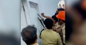 ഷോറൂമിലെ ഡ്രസ്സിംഗ് റൂമിൽ കുടുങ്ങി 3 വയസ്സുകാരൻ; വാതിൽ തകർത്ത് രക്ഷകരായി ഫയർഫോഴ്‌സ്