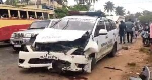 കൊല്ലത്ത് കാറുകളിൽ പൊലീസിന്റെ ഇന്റർസെപ്റ്റർ വാഹനമിടിച്ച് അപകടം; ആറുപേർക്ക് പരിക്ക്