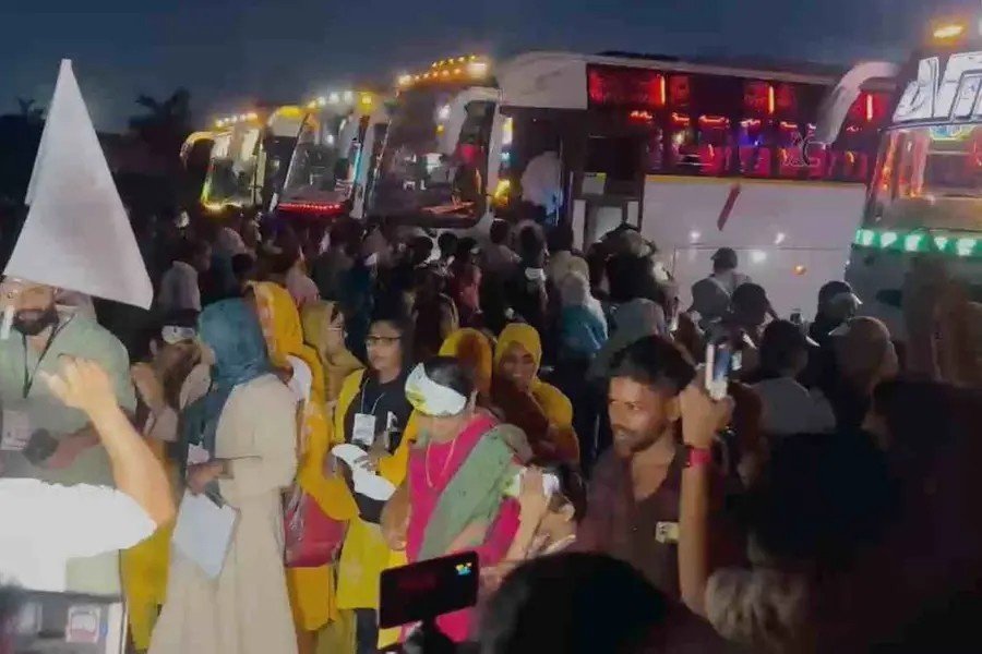 tour (1) Ward member Abu Thwahir and wife Saudha flag off Sneha Yatra for Oorakam residents with nine buses to Ooty and Wayanad.