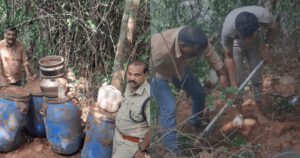 കൊഴിക്കോട്ടിരിയിൽ മണ്ണിനടിയിൽ ഒളിപ്പിച്ച വാറ്റുകേന്ദ്രം; 750 ലിറ്റർ വാഷ് പിടിച്ചെടുത്ത്‌ എക്സൈസ് വകുപ്പ്
