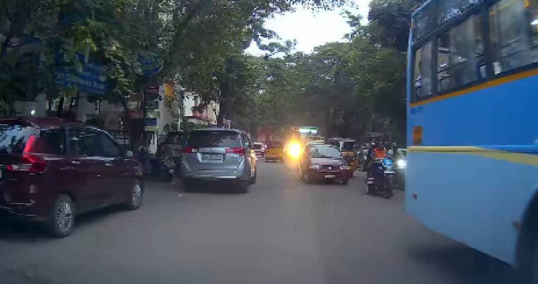 ഇടതുപാത ബ്ലോക്ക് ചെയ്ത് ഇന്നോവ