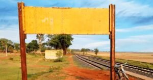 ഇന്ത്യയിലെ പേരില്ലാത്ത ഒരേയൊരു റെയിൽവേ സ്റ്റേഷൻ ഇതാണ്… പേരോ കോഡോ ഇല്ല, ബോർഡിലാവട്ടെ ഒന്നുമില്ല…! കാരണം ഇതാണ്: