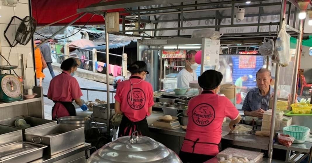 മകൾക്ക് ഇഷ്ടമുള്ള ഭക്ഷണം വച്ചുനൽകാനായി മകളുടെ യുണിവേഴ്സിറ്റിക്കു മുന്നിൽ ഹോട്ടൽ തുടങ്ങി ഒരച്ഛൻ