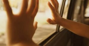 രക്ഷപെടാനായി കാറിന്റെ ഗ്ലാസിൽ ഇടിച്ചു, പക്ഷെ ആരും കേട്ടില്ല; കാറിനുള്ളിൽ കുടുങ്ങി ശ്വാസംമുട്ടി ഏഴു വയസ്സുകാരനു ദാരുണാന്ത്യം