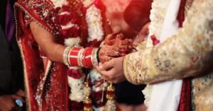 മക്കളുടെ വിവാഹ നിശ്ചയത്തിന് ദിവസങ്ങൾ മാത്രം; വരന്റെ മാതാവും വധുവിന്റെ അച്ഛനും കൂടി ഒളിച്ചോടി..!