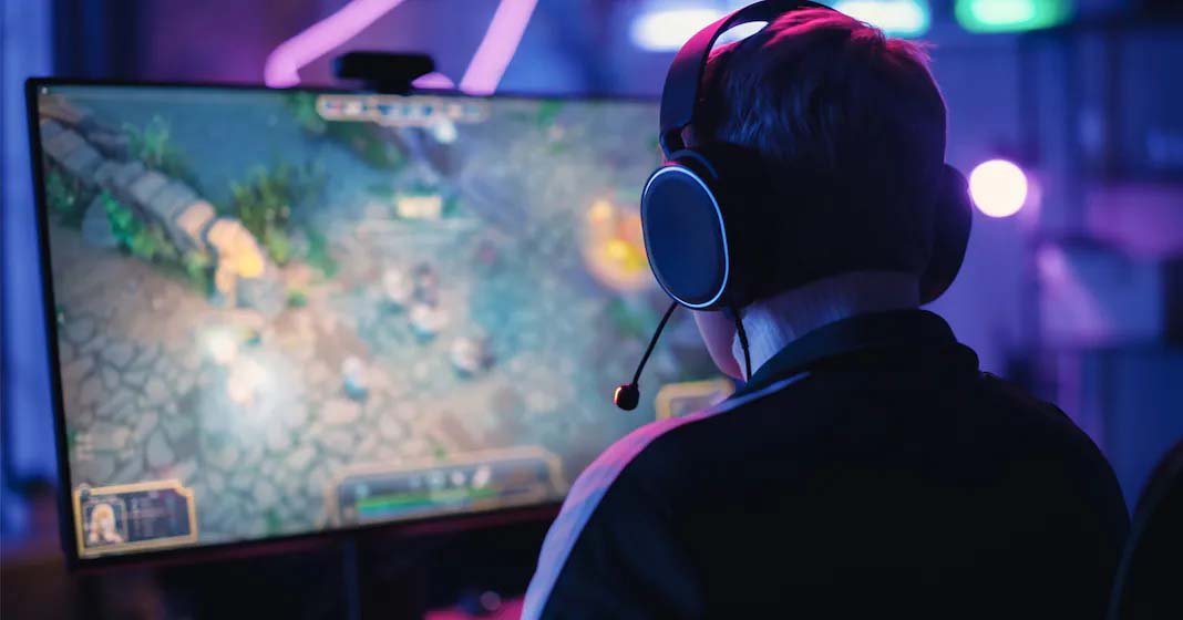 ഒരിക്കലും കണ്ടിട്ടില്ലാത്ത ഓൺലൈൻ സ്ട്രീമറെ മത്സരങ്ങളിൽ ജയിപ്പിക്കാൻ ഭർത്താവിന്റെ ഒന്നരക്കോടി രൂപ നൽകി ഭാര്യ; വിശ്വസിച്ച് ഭാര്യയുടെ അക്കൗണ്ടിൽ പണം സൂക്ഷിച്ച യുവാവിന് ഒടുവിൽ സംഭവിച്ചത്…