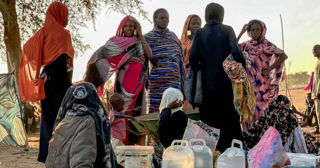 sudan സുഡാനിൽ ആഭ്യന്തര കലാപം മുറുകുന്നു; സ്ത്രീകളെയും കുട്ടികളെയും നിരത്തി നിർത്തി വെടിവച്ചു; ജീവൻ നഷ്ടമായത് 2000 ലേറെപ്പേർക്ക്