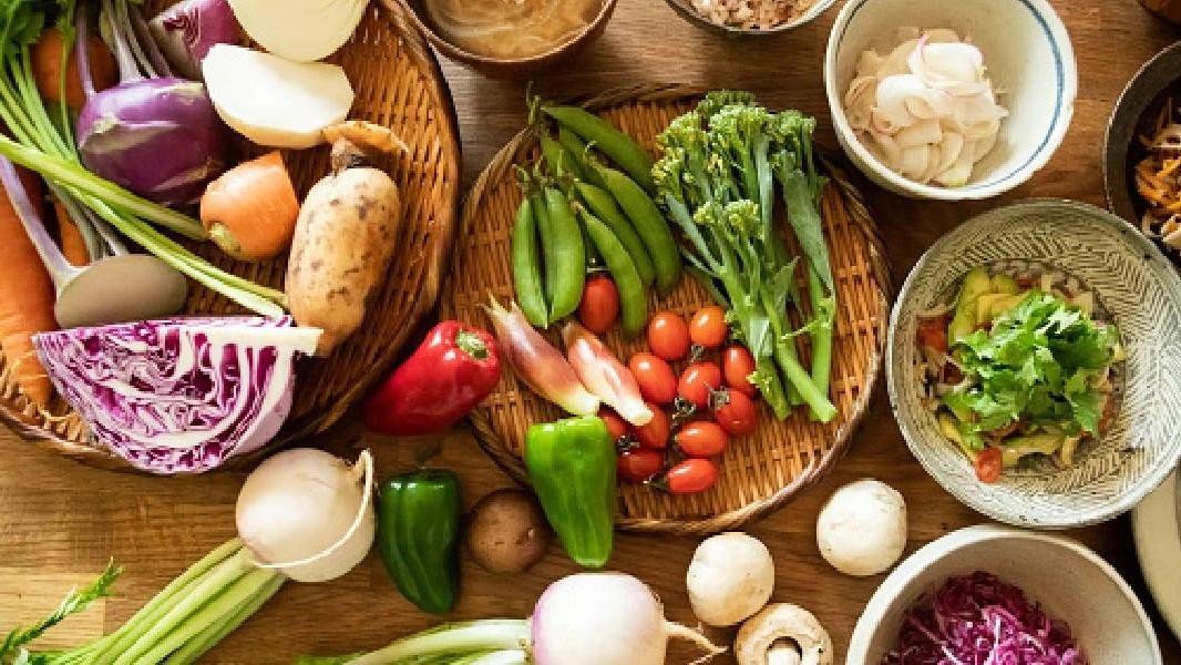 List of foods to avoid for hypothyroidism including processed snacks, gluten foods, and goitrogen vegetables.