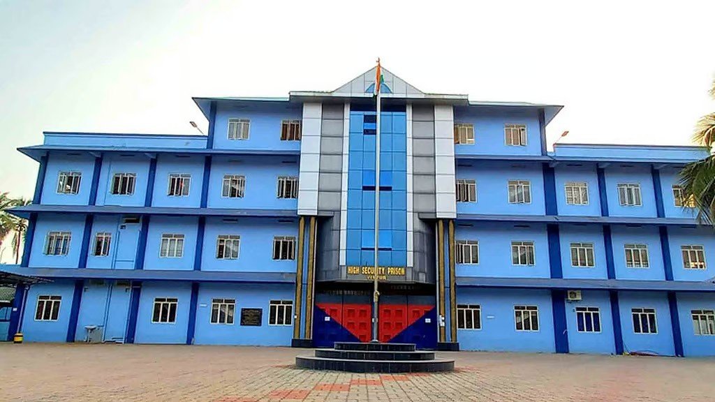 Police and officials outside Viyyur High-Security Prison in Thrissur after inmates attacked a prison officer.