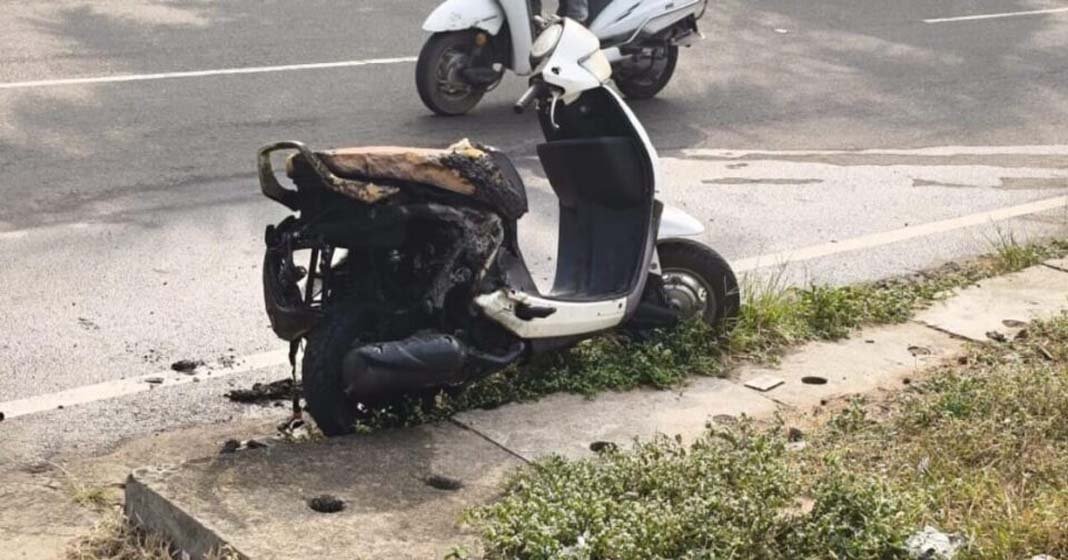 കോട്ടയം അതിരമ്പുഴയിൽ ഓടിക്കൊണ്ടിരുന്ന സ്കൂട്ടറിന് തീപിടിച്ചു; യുവാവ് രക്ഷപെട്ടത് ഏറ്റുമാനൂർ പോലീസ് സ്റ്റേഷനിലെ സിവിൽ പോലീസ് ഓഫീസർ സേവ്യർ ജോസഫിന്റെ അവസരോചിതമായ ഇടപെടലിൽ