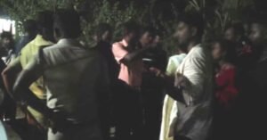 അടൂരിൽ വധൂവരന്മാർ സഞ്ചരിച്ച കാർ തടഞ്ഞുനിർത്തി മദ്യപസംഘം; വരനെ ഉൾപ്പെടെ കയ്യേറ്റം ചെയ്തു; കാരണം….