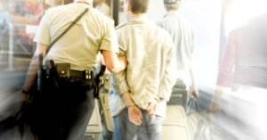 വിമാനത്തിൽ നിന്നും ഇറങ്ങുന്നതിനിടെ പാസ്സ്പോർട്ട് സീറ്റിൽ മറന്നുവച്ചെന്നു യുവാവ്; ചെന്ന് നോക്കിയ എയർഹോസ്റ്റസ് കണ്ടത്….മലയാളി അറസ്റ്റിൽ