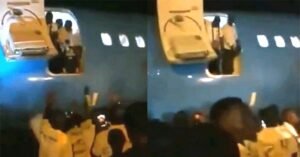 വിമാനം ലാൻഡ് ചെയ്ത് മണിക്കൂറുകൾ കഴിഞ്ഞിട്ടും ഗോവണി വന്നില്ല; ഡോർ തുറന്ന് എടുത്തു ചാടി യാത്രക്കാർ; വൈറൽ വീഡിയോ