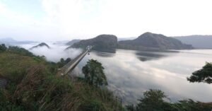 ഇടുക്കി ജലാശയത്തിൽ ഇറച്ചി മാലിന്യം തള്ളുന്നു; മത്സ്യ- മാംസ അവശിഷ്ടങ്ങൾ ഉൾപ്പെടെയുള്ള മാലിന്യങ്ങൾ ചീഞ്ഞളിഞ്ഞ് അസഹനീയ ദുർഗന്ധം