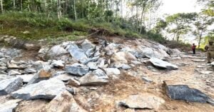 ഇടുക്കിയിൽ അനധികൃത പാറ ഖനനം: സബ് കളക്ടര്‍ നേരിട്ടെത്തി തടഞ്ഞു