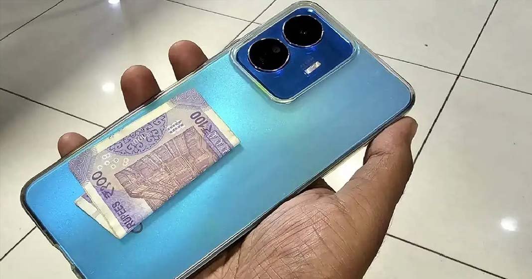 ഫോണ്‍ കവറിനുള്ളില്‍ പൈസ വയ്ക്കുന്നവരാണോ ? അപകടം തൊട്ടരികെയുണ്ട്…!