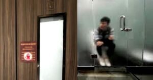 ടോയ്‌ലറ്റിലിരുന്ന് പുകവലിച്ചാൽ അപ്പൊ ഭിത്തിയുടെ രൂപം മാറും...പിന്നെ എല്ലാം എല്ലാവരും കാണും… ! പുകവലി നിർത്തിക്കാൻ ചൈനയുടെ പുതിയ മാർഗം വൈറൽ