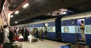 ട്രെയിനിൽ ചാടിക്കയറാൻ ശ്രമിക്കുന്നതിനിടെ അപകടം; യാത്രക്കാരന്റെ കൈ അറ്റ് റെയിൽവേ ട്രാക്കിൽ വീണു