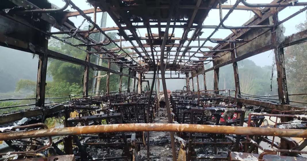 ഒരു നിമിഷം വൈകിയിരുന്നെങ്കിൽ വലിയ ദുരന്തമാകുമായിരുന്ന സംഭവത്തിൽ, 28 യാത്രക്കാരുടെ ജീവൻ രക്ഷിച്ചത് മീൻവണ്ടിക്കാരുടെ ആ കരുതൽ നോട്ടം…!