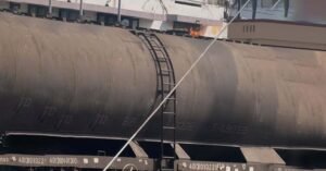 തിരുവനന്തപുരത്ത് ന്ധനവുമായി പുറപ്പെട്ട ഗുഡ്‌സ് ട്രെയിനിൽ തീപിടുത്തം; കാക്ക ഷോക്കേറ്റു വീണത് കാരണമെന്നു നിഗമനം