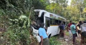 ഗൂഗിൾമാപ്പ് നോക്കി ഇടുങ്ങിയ വഴിയിലൂടെ പോയി; ഇടുക്കിയിൽ വിനോദ സഞ്ചാരികളുടെ വാൻ മറിഞ്ഞു