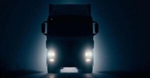 പാതിരാത്രിയിൽ ലോറിയിൽ കള്ളമണൽ കടത്ത്; ഇടുക്കിയിൽ പ്രതിഷേധക്കാർക്കിടയിലേക്ക് ലോറി ഒടിച്ചു കയറ്റി