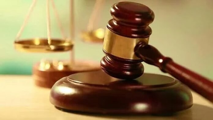 Symbolic image of a courtroom gavel representing the Abu Dhabi Family and Civil Court ruling.