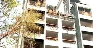 മരടിൽ ആളൊഴിഞ്ഞു കാടുപിടിച്ചു കിടക്കുന്ന ചരിഞ്ഞ ഫ്‌ളാറ്റിൽ യുവാവിന്റെ 4 ദിവസം പഴക്കമുള്ള മൃതദേഹം; തലയ്ക്കു പിന്നിൽ ഗുരുതര പരിക്ക്; കാലുകൾ ഒടിഞ്ഞ നിലയിൽ