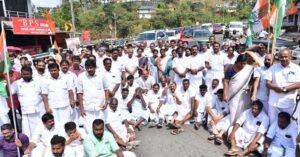 മാർച്ചിനിടെ ഡിസിസി പ്രസിഡന്റിനെ ഓടയിൽ തള്ളിയിട്ടെന്ന്; ഇടുക്കിയിൽ പോലീസിനെതിരെ കൊലവിളി പ്രസംഗം