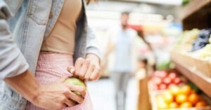 പാവാടയ്ക്ക് അസാധാരണ വലിപ്പം; നടക്കുമ്പോൾ പ്രത്യേകതയും; പരിശോധനയിൽ ‘രഹസ്യ പാവാടയ്ക്കുള്ളിൽ’ കണ്ടെത്തിയ സാധനങ്ങൾ കണ്ട് അമ്പരന്ന് കടയിലെ ജീവനക്കാർ