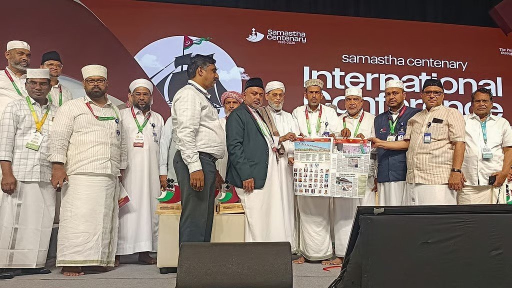 Leading scholars and SIC Global leaders during the release of Samastha 100th anniversary special supplement by The New Indian Express at Kuniya.