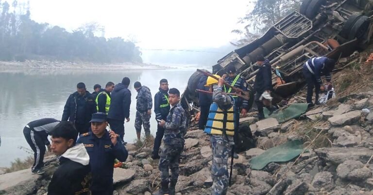 നേപ്പാളിൽ ബസ് നദിയിലേക്ക് മറിഞ്ഞു; 18 പേർക്ക് ദാരുണാന്ത്യം, നിരവധി പേർക്ക് പരിക്ക്; മരിച്ചവരിൽ സ്ത്രീകളും കുട്ടികളും