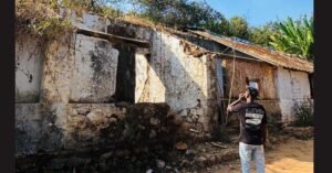 ഈ ഗ്രാമത്തിലെ വീടുകൾ മൊത്തത്തിൽ മോഷ്ടിക്കപ്പെടുന്നു; ക്രേസി ഗോപാലൻ സിനിമപോലെ വീടിന്റെ കട്ടിള അടിച്ചുമാറ്റും; കരിങ്കല്ലുവരെ അടിച്ചുമാറ്റി കള്ളന്മാർ !