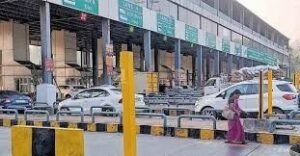 A crowded toll plaza in Palakkad with cars and trucks queued up for payment.