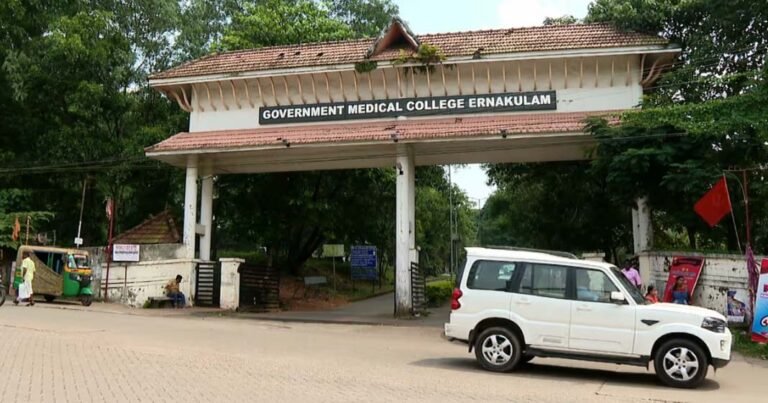 കളമശ്ശേരി മെഡിക്കൽ കോളേജിനെതിരെ ആരോപണം; മർദ്ദനമേറ്റെത്തിയ രോഗിയെ പാതിവഴിയിൽ ഡിസ്‌ചാർജ് ചെയ്‌തെന്ന്; ആശുപത്രി വിട്ടതിന് പിന്നാലെ ബസ് സ്റ്റാൻഡിൽ അവശനിലയിൽ