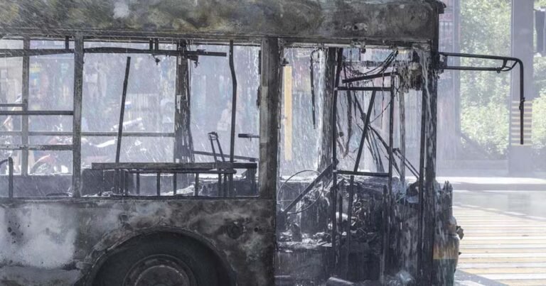 സ്വിറ്റ്സർലൻഡിൽ ഓടിക്കൊണ്ടിരുന്ന ബസിനുള്ളിൽ സ്വയം തീ കൊളുത്തി ആത്മഹത്യാശ്രമം: ആറ് മരണം, അഞ്ച് പേർക്ക് പരുക്ക്