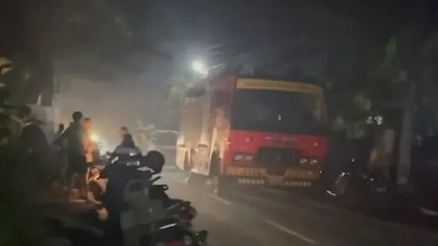 Destroyed house and debris after the firecracker explosion in Kunnamangalam, Kozhikode. Tags (Eng): Kozhikode Blast, Kunnamangalam News, Fireworks Accident Kerala, Vishu Fireworks Disaster, Kerala Police Investigation, Kunnamangalam Fire.