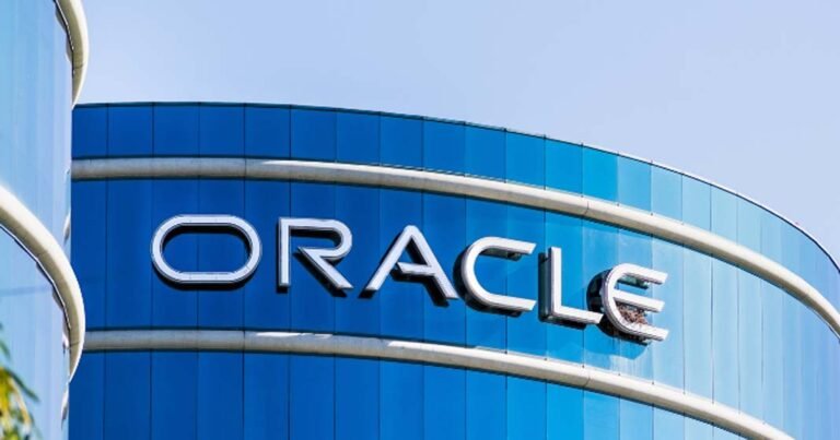 പുലർച്ചെ 6 മണിക്ക് എത്തിയ ഇമെയിൽ; ഒറ്റരാത്രികൊണ്ട് ജോലി നഷ്ടമായത് 30,000 ഐടി പ്രൊഫഷണലുകൾക്ക്